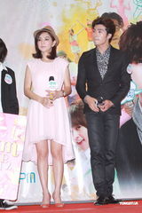 组图：Ella获男粉丝送钻戒 首度搭档贺军翔