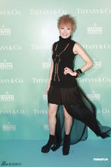 组图：容祖儿陈伟霆主持圣诞亮灯仪式