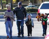 组图：布兰妮带儿子们外出 顶孔雀头打扮如大妈