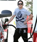 组图：希尔顿深V连衣裙胸前无料 男友帅气加油