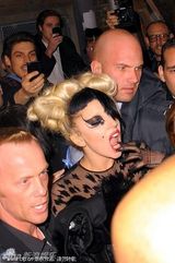 组图：Gaga豹纹透视装亮相巴黎 龇牙咧嘴不改雷劲