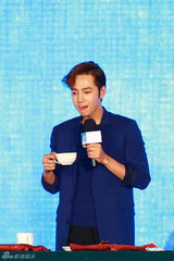 组图：张根硕粉丝会变吃货 吃甜食吮指卖萌