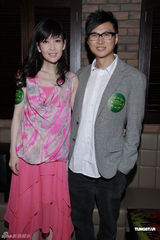 组图：周慧敏倪震为父庆生 闻张茆强颜欢笑