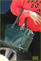 组图：泰勒斯威夫红外套出街露香肩