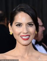 组图：奥利维亚-穆恩大红刺绣礼服显东方韵味