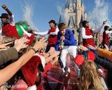 组图：贾斯汀-比伯蓝衣白裤迪士尼公园帅气献唱