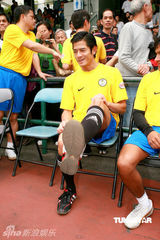 幻灯图：郭富城黄日华陈百祥等举行球赛纪念尹志强