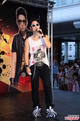 组图：吴建豪帅气亮相大秀舞技 墨镜遮面心情好