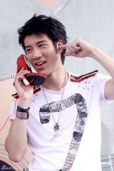 徐若瑄示“爱”王力宏 赠高跟鞋愿其寻真爱(图)