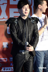 幻灯图：“内地造星教父”出书 陈子嘟称新秀缺内涵