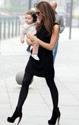 高清组图：维多利亚黑裙现身北京 小七嘟嘴可爱