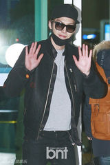 组图：金宇彬赴美拍写真 黑装现身机场似特工