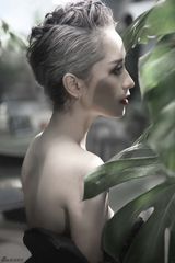 组图：海清《男人装》写真 邻家媳妇彰显别样性感