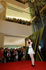 组图：张靓颖重庆歌友会 着白色连衣裙献唱