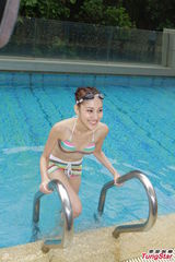 组图：港姐佳丽首度泳衣亮相 水上展傲人身姿