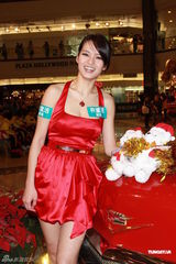 组图：胡杏儿出席圣诞亮灯仪式 艳丽红裙喜庆