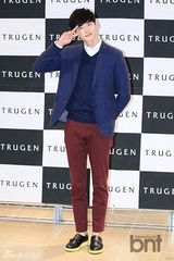 组图：李钟硕出席签名会 嘟嘴捂脸可爱娇羞