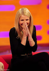 组图：格温妮丝突袭男主持 双手扶鸟表情逗趣