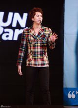 高清组图：韩星金亨俊开生日会 帅气热舞与粉丝互动