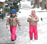 组图：杰西卡-帕克雪天送可爱双胞女儿上学