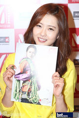 组图：韩星高雅拉出席粉丝签名会为粉丝送礼