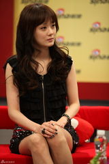 幻灯组图：张娜拉做客新浪 大波浪卷发倍增女人味