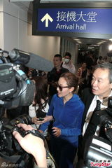 组图：何超云分手后首亮相 心情靓避谈感情事