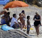 组图：曝超模海蒂-克鲁姆与保镖海滩亲密疑有新恋情