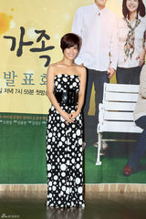 高清图：韩剧《蒲公英家族》记者会 李允智优雅