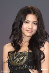 组图：嫩模周秀娜上张菲节目 称和萧敬腾是兄妹情