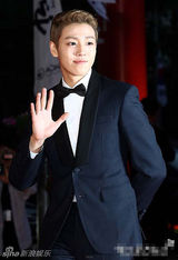 组图：李玹雨金发狼奔头亮相釜山红毯显绅士