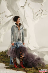 组图：卢凯彤为个唱拍海报 抱猫咪送红包