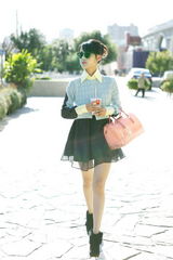 组图：韩丹彤拍夏末街拍 毛衣配短裙秀清新