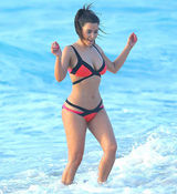 组图：金-卡戴珊现身迈阿密 比基尼秀身材