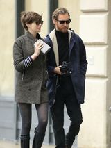 组图：海瑟薇冒雨低碳出行 与老公搭地铁秀恩爱