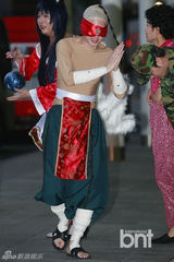 组图：SJ庆出道8周年机场上演变装秀 整疯粉丝