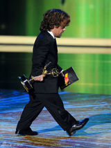 组图：艾美奖现场 彼得-丁拉基获剧情类男配角奖