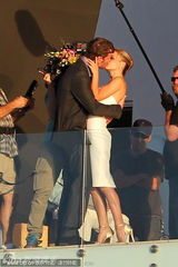 组图：娜塔莉-波特曼低胸白裙秀深沟 片场大拍热吻戏