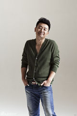 组图：黄海波搞怪时尚写真彰显幽默魅力