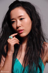 幻灯图：颜丹晨最新夏日清凉写真 挡不住的“绿色诱惑” 