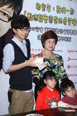 组图：22岁胡夏期待谈恋爱 献爱心助弱势儿童募款