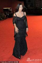 组图：《炎夏》发布会 贝鲁奇裹身黑裙秀玲珑曲线