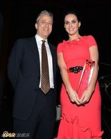 组图：凯蒂-佩里桃红裙丰乳翘臀 获 B i l l b o a r d 年度女性