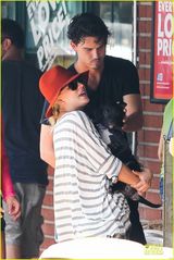 组图：“生活大爆炸”卡蕾-措科交新男友 甜蜜外出打网球