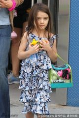 组图：凯蒂带女儿出门 苏瑞碎花裙飘逸星味十足