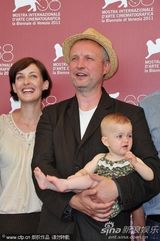 组图：《阿洛伊斯纳贝尔》发布会 编剧带小宝贝抢镜