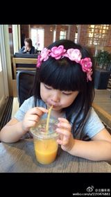 组图：吃货王诗龄见美食 两眼放光合不拢嘴