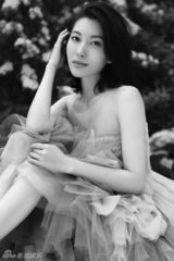 组图：殷旭时尚大片小秀玉背 黑白色调神秘素雅