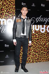 组图：应采儿粉裙裸背谈造人大计 陈小春悠闲搞怪