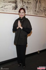 组图：汤唯香港支持父亲画展